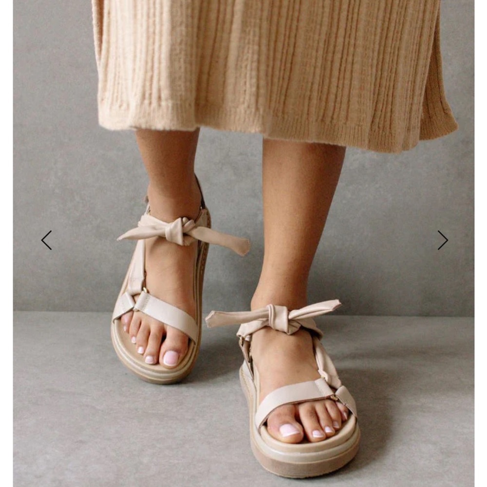 Alohas tie sandals size 39